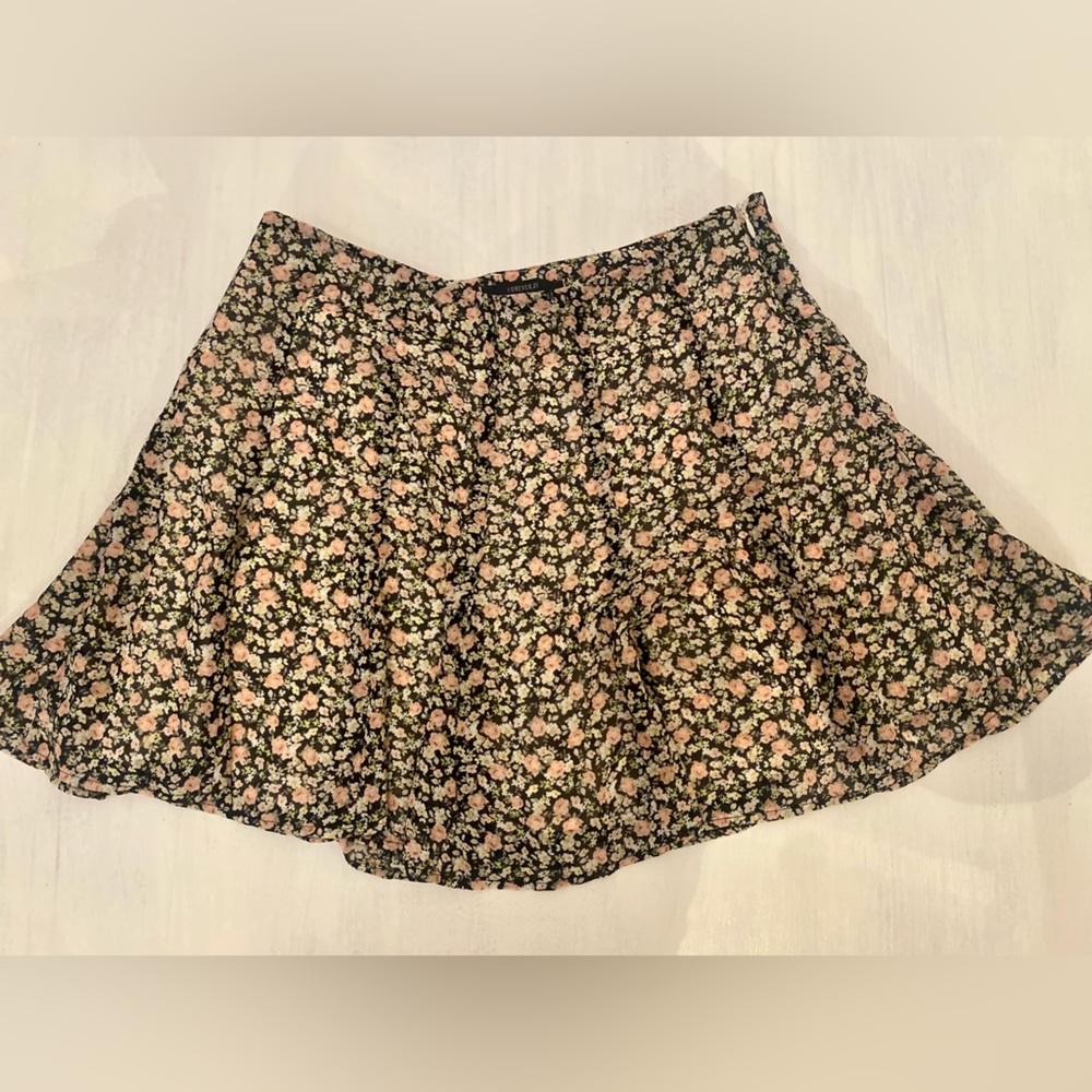 Forever 21 A-Line Mini Skirt in Black with Floral Size Large